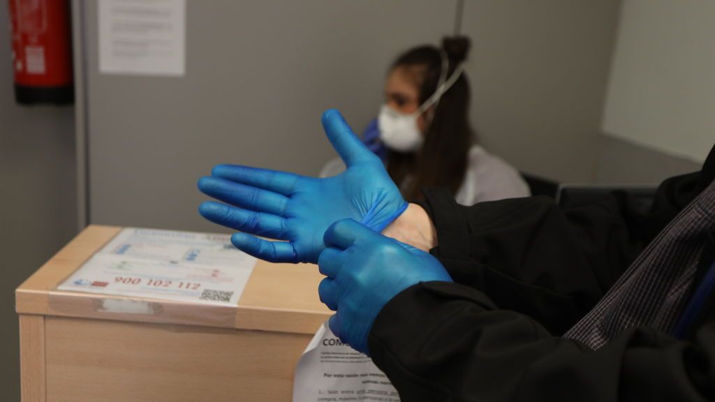 Sanidad desaconseja el uso de guantes por la calle para protegerse del coronavirus Sanidad desaconseja el uso de guantes por la calle para protegerse del coronavirus