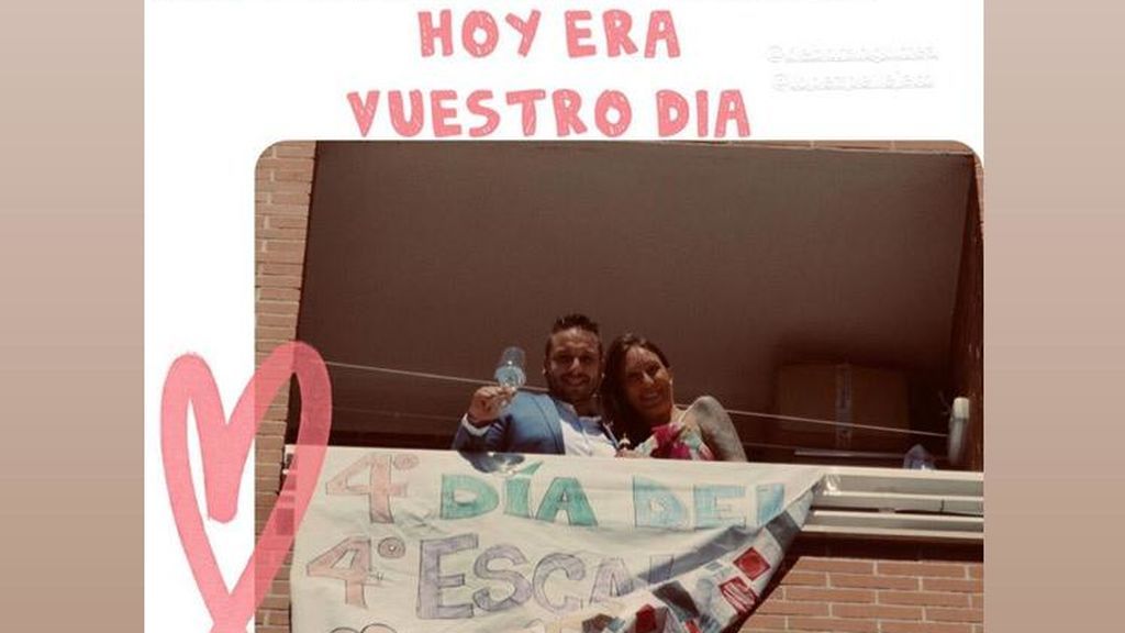 Los amigos que idearon la sorpresa vestidos de gala.