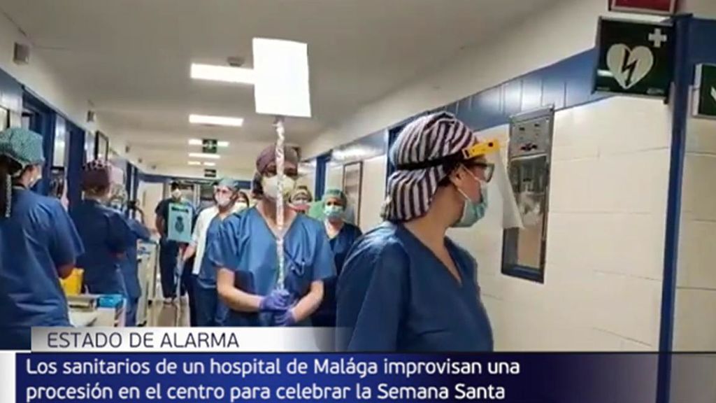 Sanitarios de un hospital de Málaga celebran su propia Semana Santa con una procesión por los pasillos