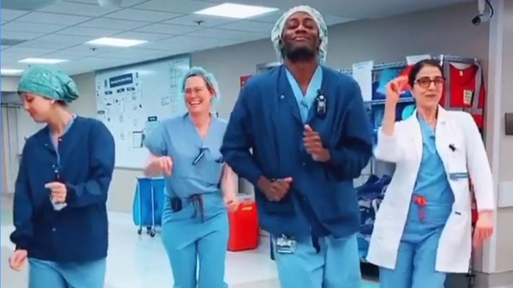 'El doctor Tiktok': el residente de medicina que alegra las redes sociales desde el hospital 'El doctor Tiktok': el residente de medicina que alegra las redes sociales desde el hospital