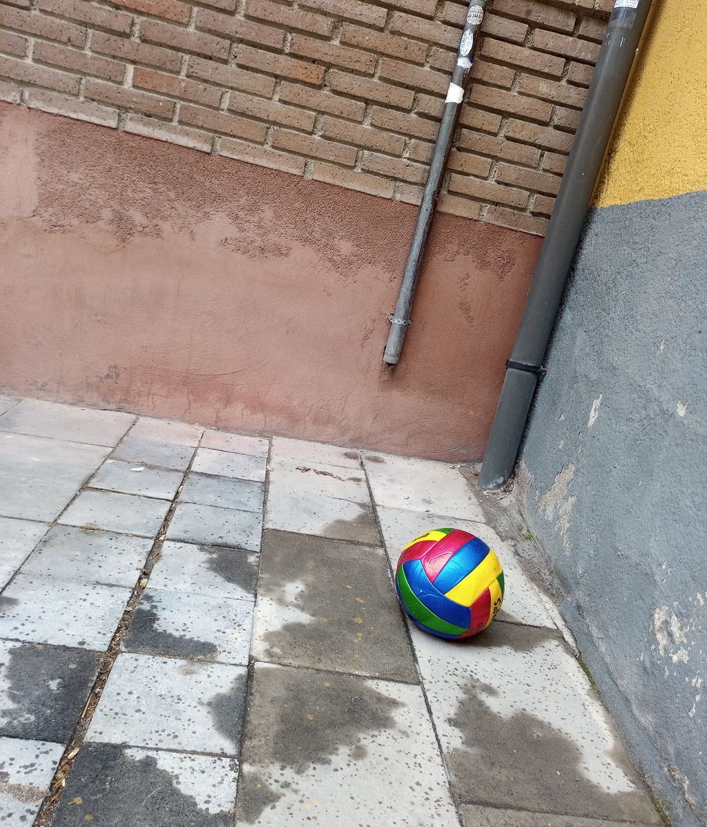Una pelota abandonada en una esquina