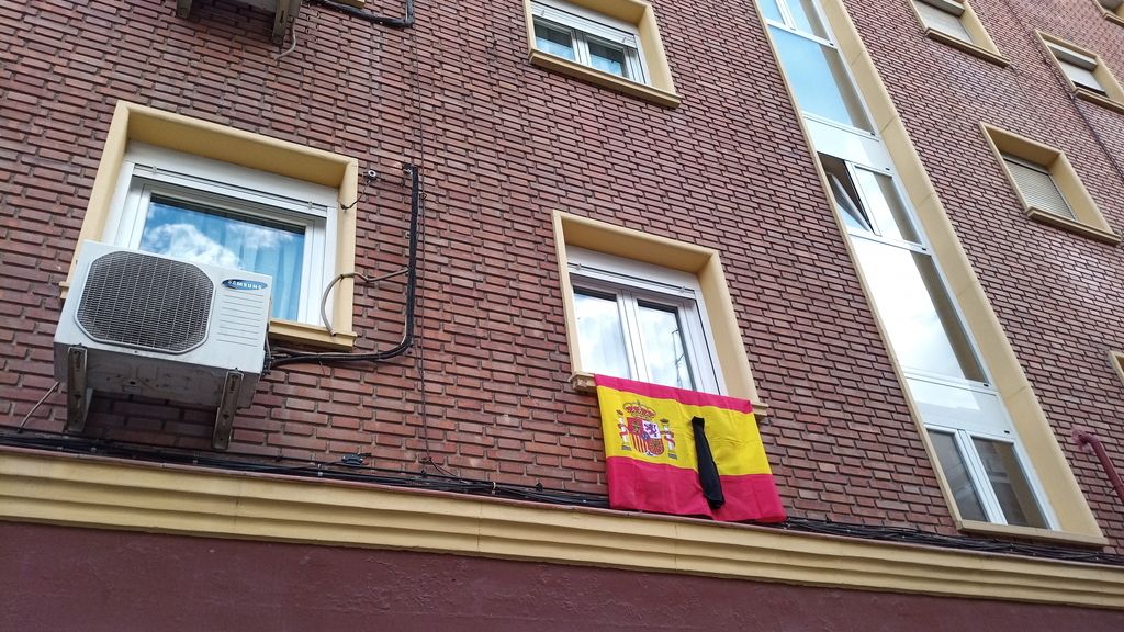 Un crespón negro en una bandera española