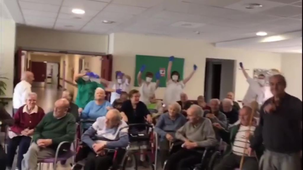 Ancianos y trabajadores de una residencia de Burgos celebran no tener ningún contagiado por coronavirus