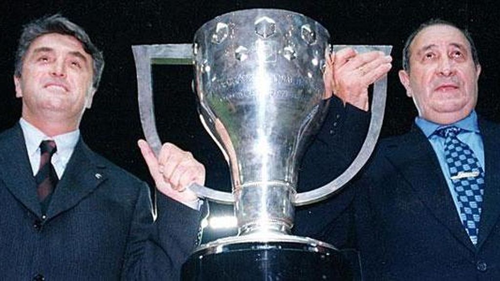 Radomir Antic y Jesús Gil, con la Copa del Rey.