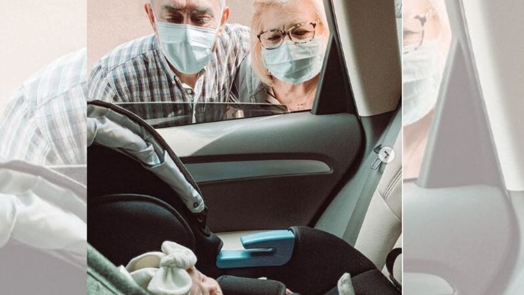 Abuelos conocen nieta recién nacida a través de la ventanilla de un coche