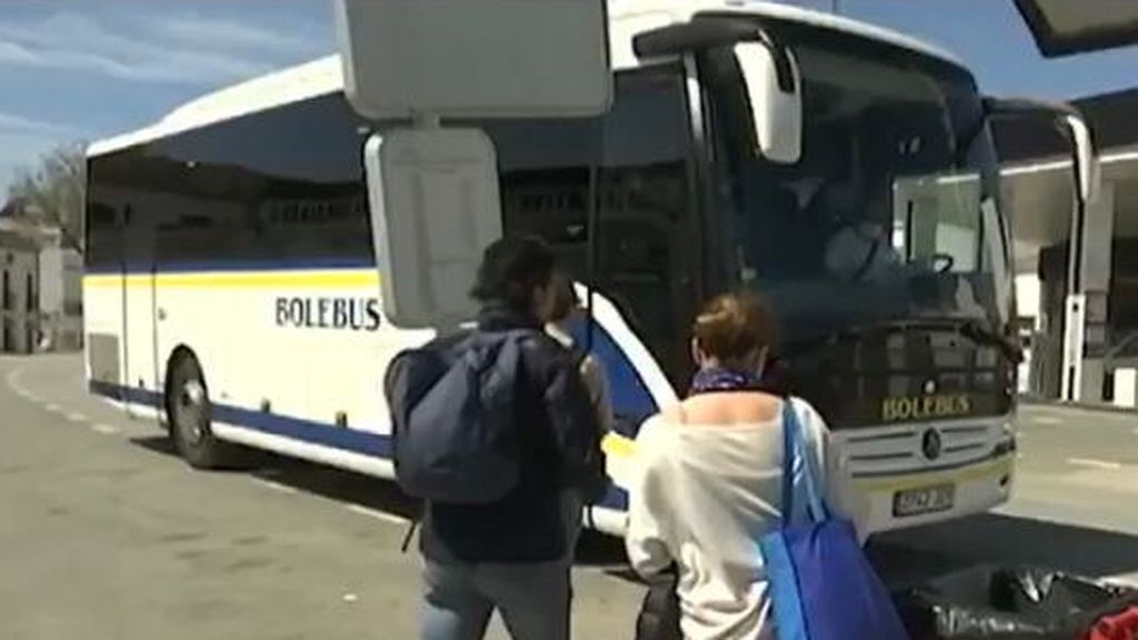Trabajadores sanitarios subiendo a un autobús en Trebujena