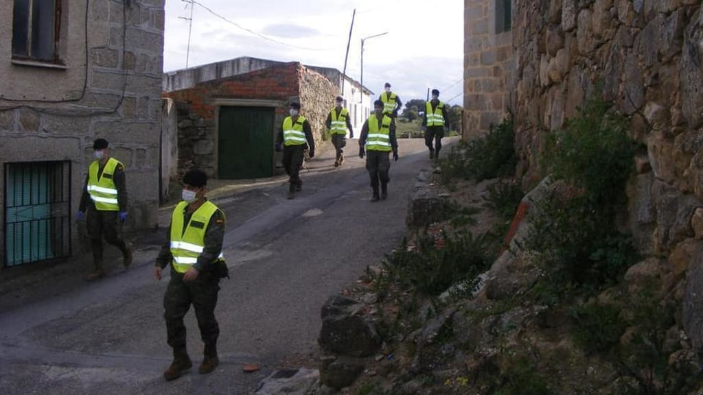 Soldados de la BRIPAC por las calles de Aldea en Cabo (Toledo)