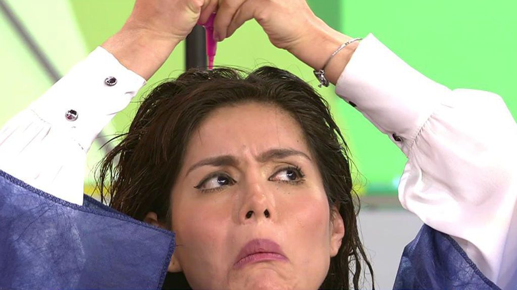 Raquel Mosquera enseña a Miriam Saavedra a teñirse en directo