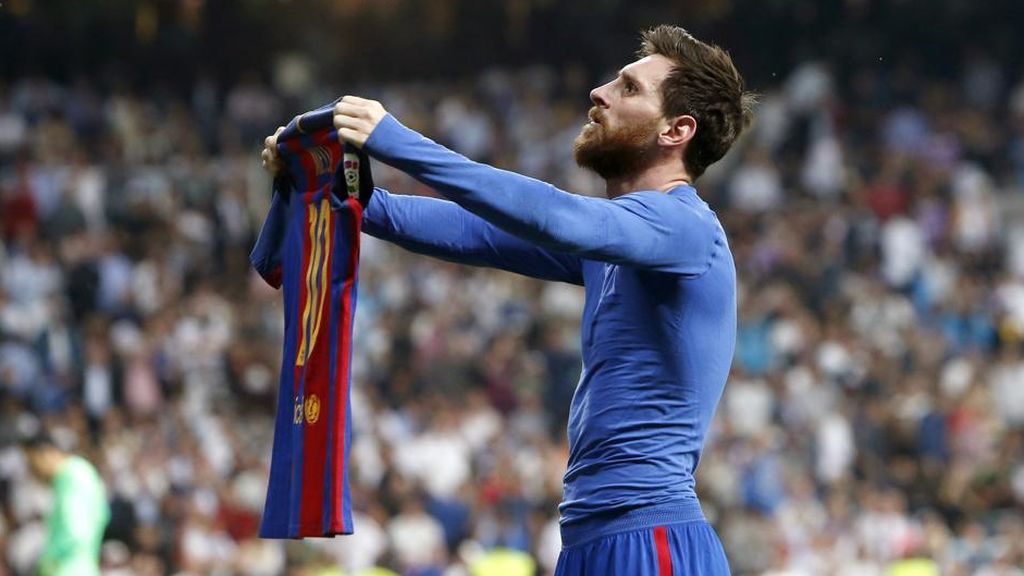 Messi enseñando el dorsal de su camiseta en un clásico entre el Real Madrid y el Barça