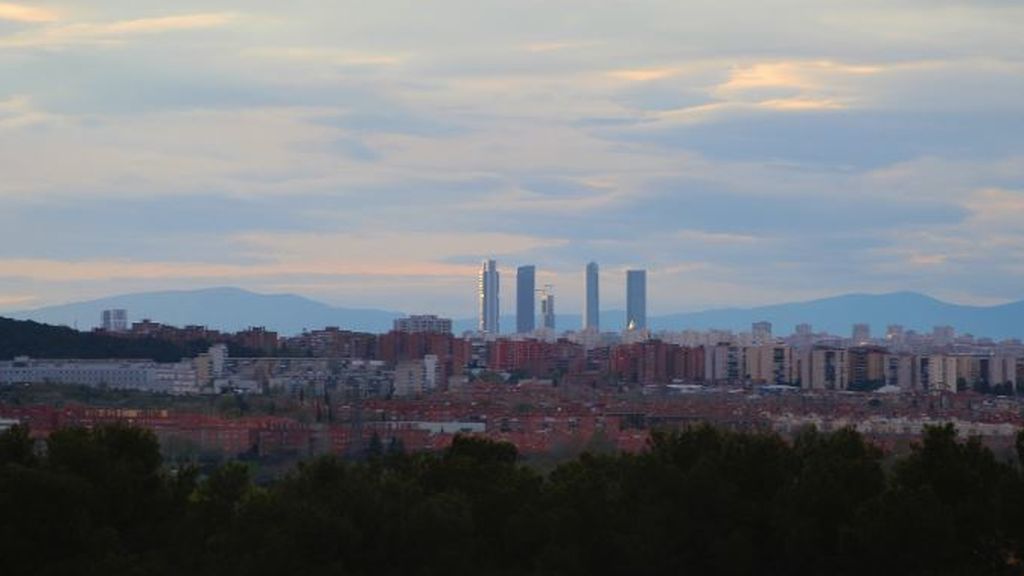 Desaparece la boina durante la cuarentena: los madrileños ven la sierra desde sus ventanas