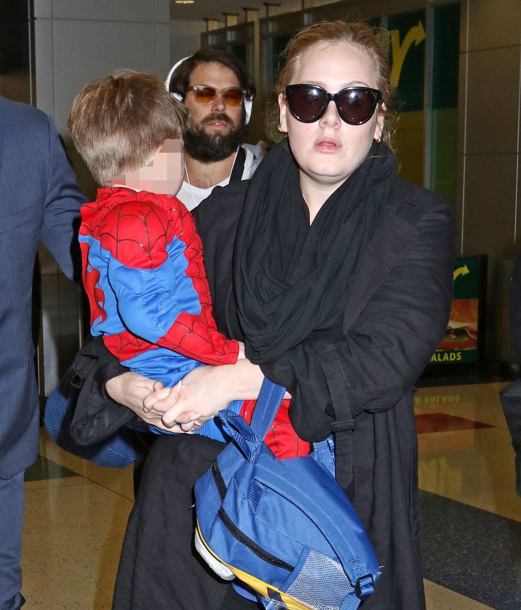 Adele abandona el aeropuerto de Nueva York con su hijo en brazos (2015)