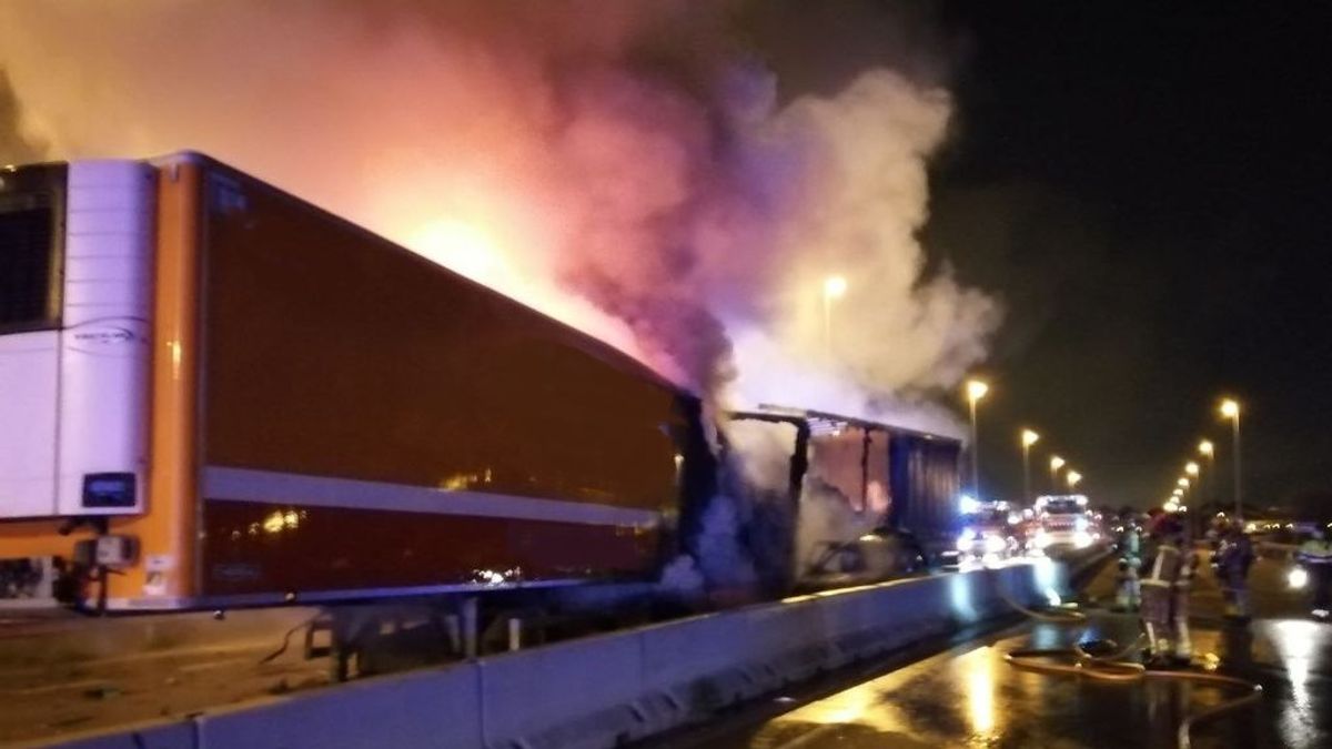 Mueren tres personas en un accidente entre un turismo y dos camiones en Cornellà, Barcelona