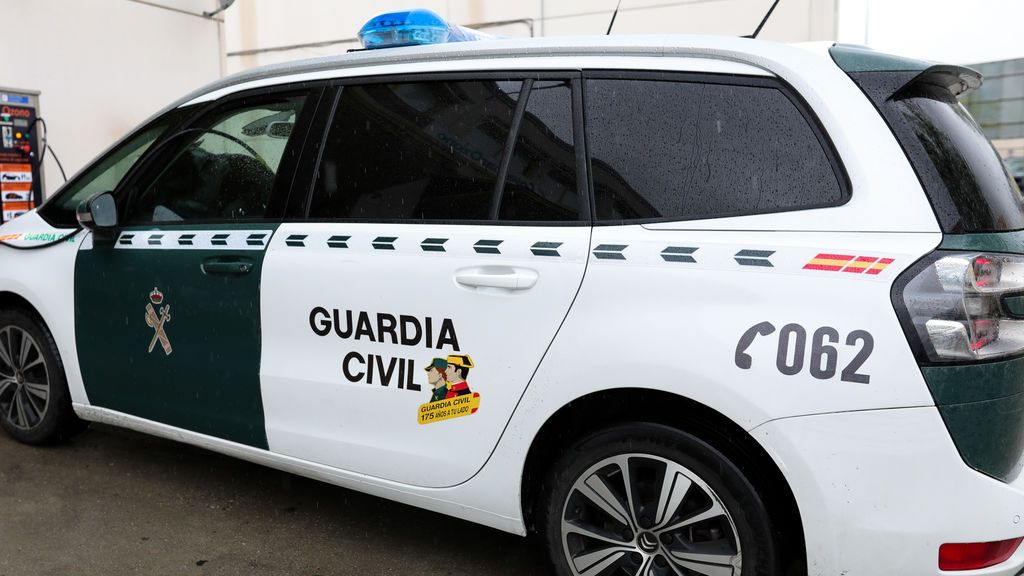 Interceptadas dos jóvenes que iban a comprar tabaco de madrugada en Ourense, una de ellas buscada en Madrid Interceptadas dos jóvenes que iban a comprar tabaco de madrugada en Ourense, una de ellas buscada en Madrid