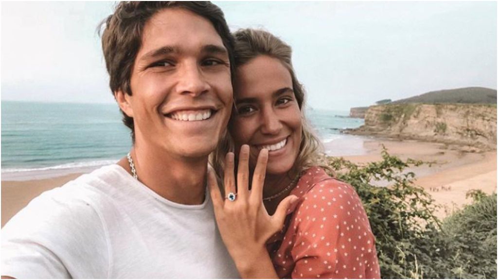 El anillo de zafiro azul de María Pombo puede servir de inspiración.