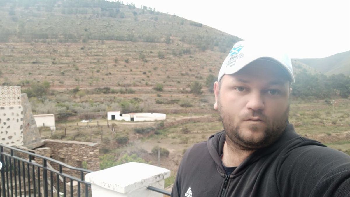Adrián, el único habitante censado en una pedanía almeriense: “El día se hace largo” Adrián, el único habitante censado en una pedanía almeriense: “El día se hace largo”