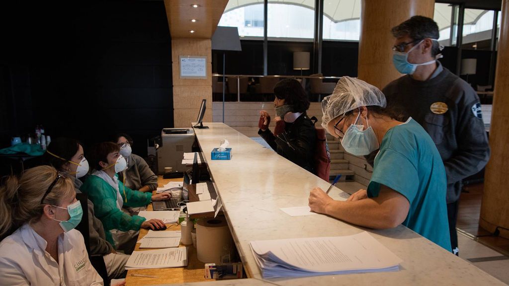 "No sé si mi hospital me manda mi medicación habitual a casa": la intrahistoria de un problema que afecta a 700.000 personas