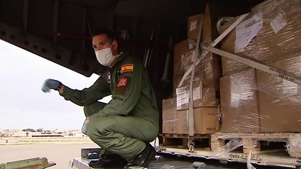 Informativos Telecinco viaja con el Ejército del Aire en un reparto de material