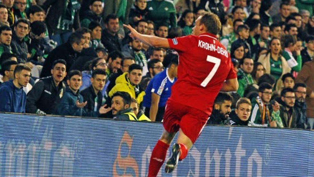 Krohn Delhi durante una celebración tras marcar un gol al Betis en un partido Sevilla - Betis
