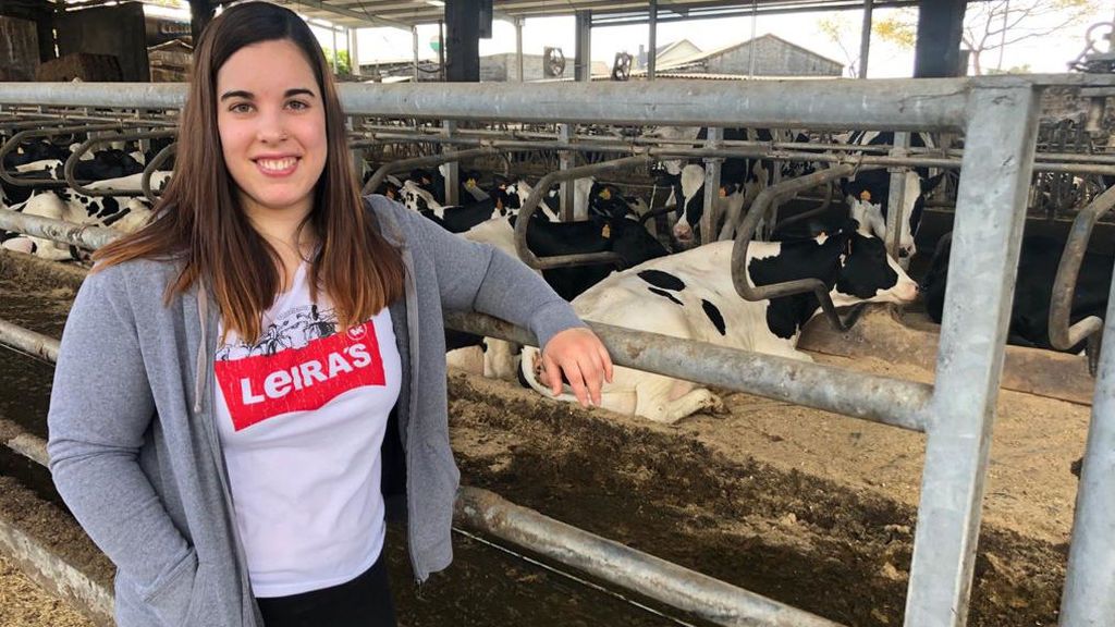 Carla Antelo, en la explotación que su familia tiene en Alón (Santa Comba)