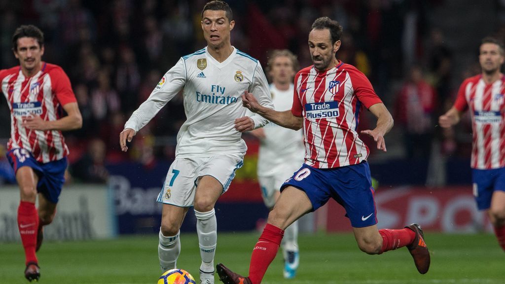 Cristiano Ronaldo y Juanfran durante un derbi Real Madrid - Atleti