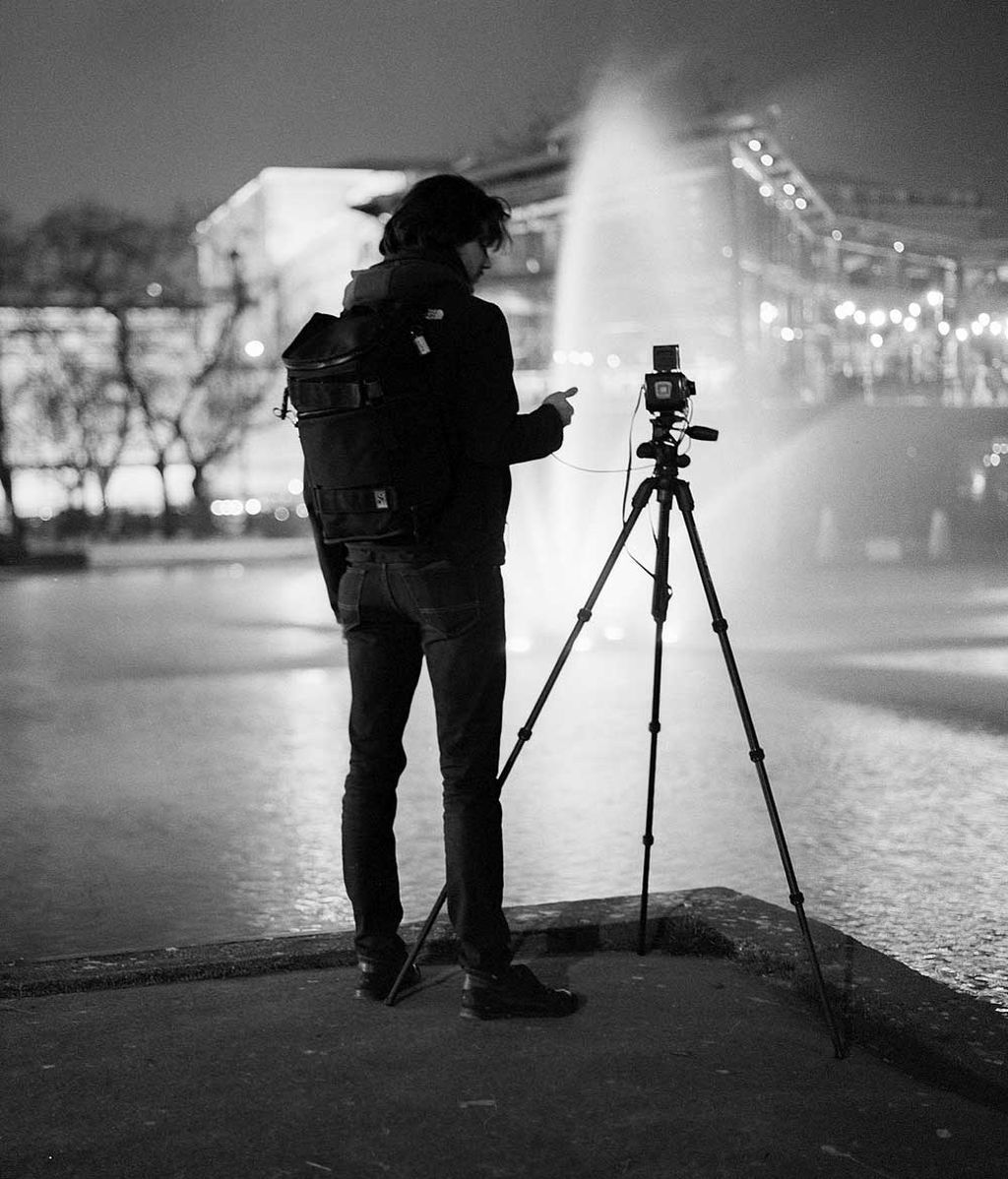 Fotógrafo toma imágenes nocturnas con trípode