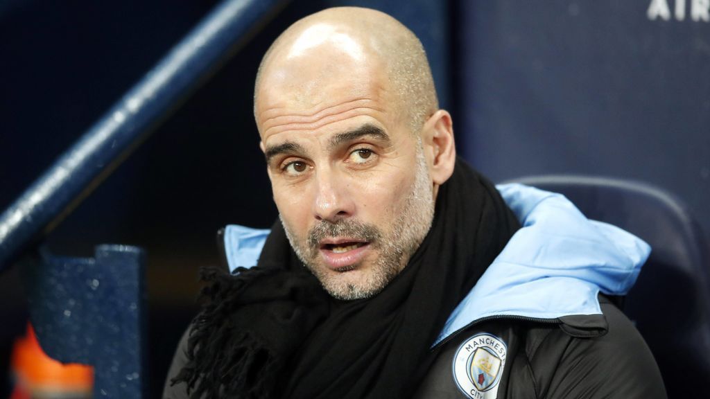Pep Guardiola en el banquillo de entrenador del Manchester City