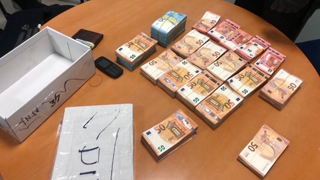 Sorprendido en un control de Granada con más de 124.000 euros en efectivo en una caja dentro del coche Sorprendido en un control de Granada con más de 124.000 euros en efectivo en una caja dentro del coche