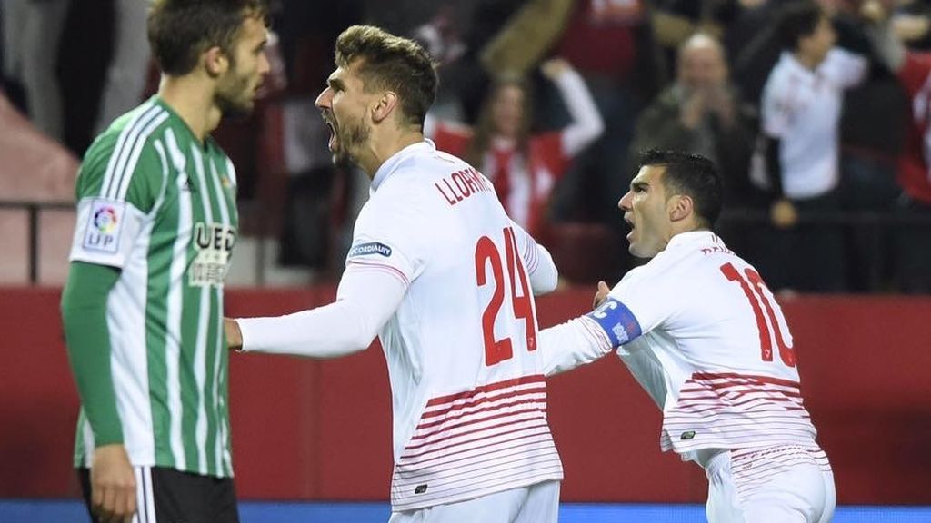 Jose Antonio Reyes y Llorente durante una goleada del Sevilla al Betis por 4-0