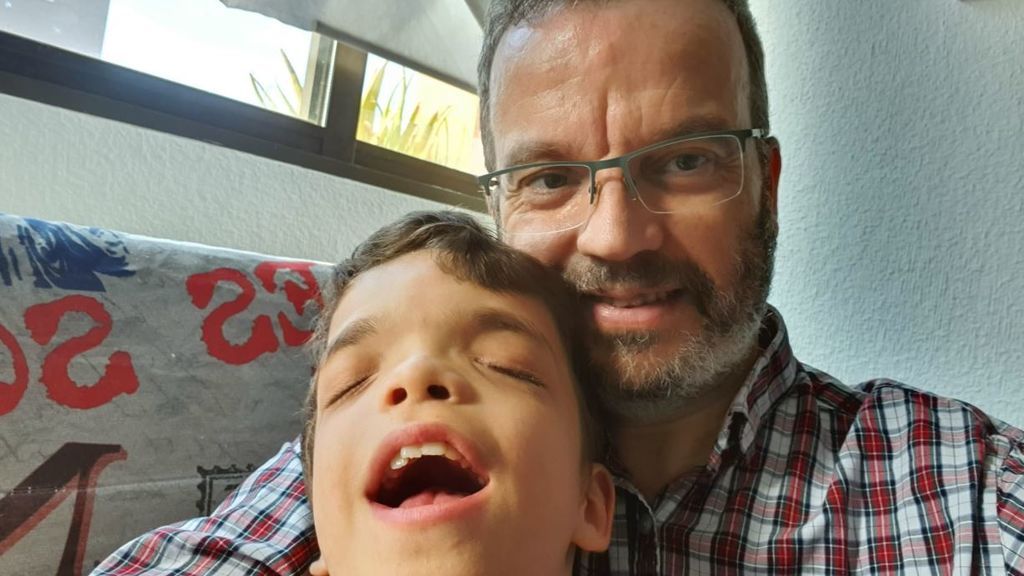 Padre e hijo sonriendo
