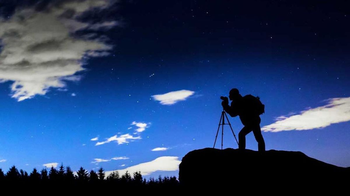Fotógrafo toma imágenes nocturnas en plena naturaleza
