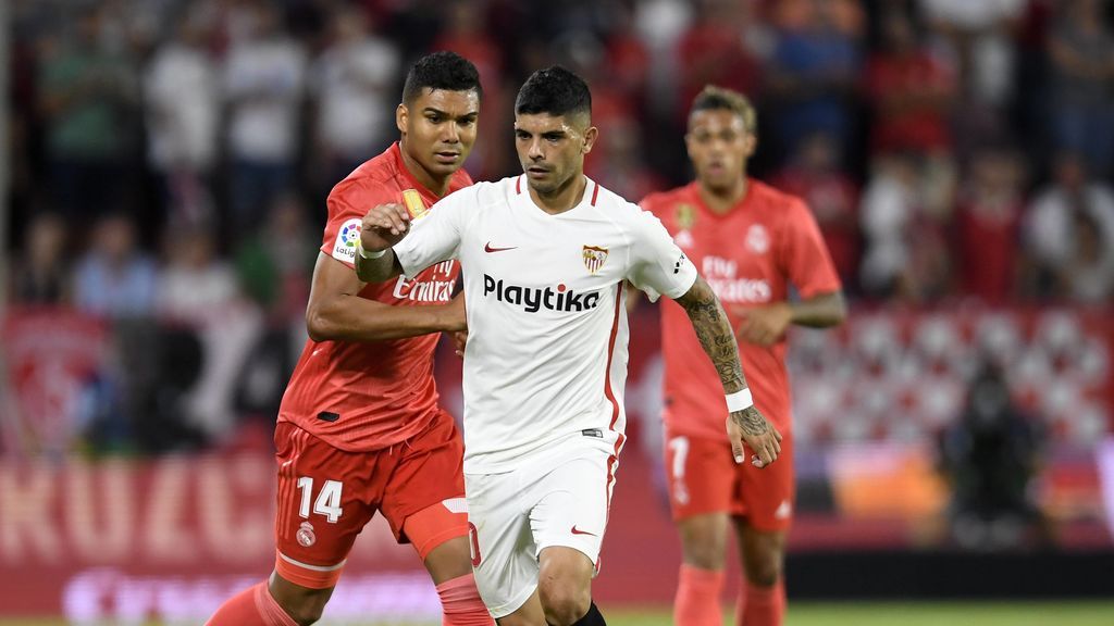 Ever Banega jugando con la camiseta del Sevilla FC