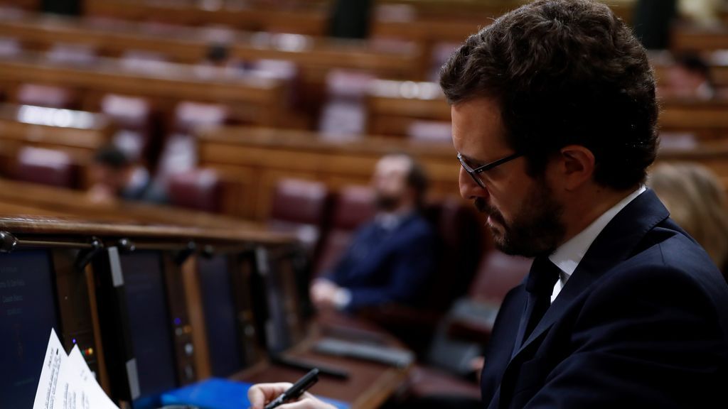 Casado a Sánchez: "Dificilmente podrá reescribir la Transición quien no negocia un decreto" Casado a Sánchez: "Dificilmente podrá reescribir la Transición quien no negocia un decreto"