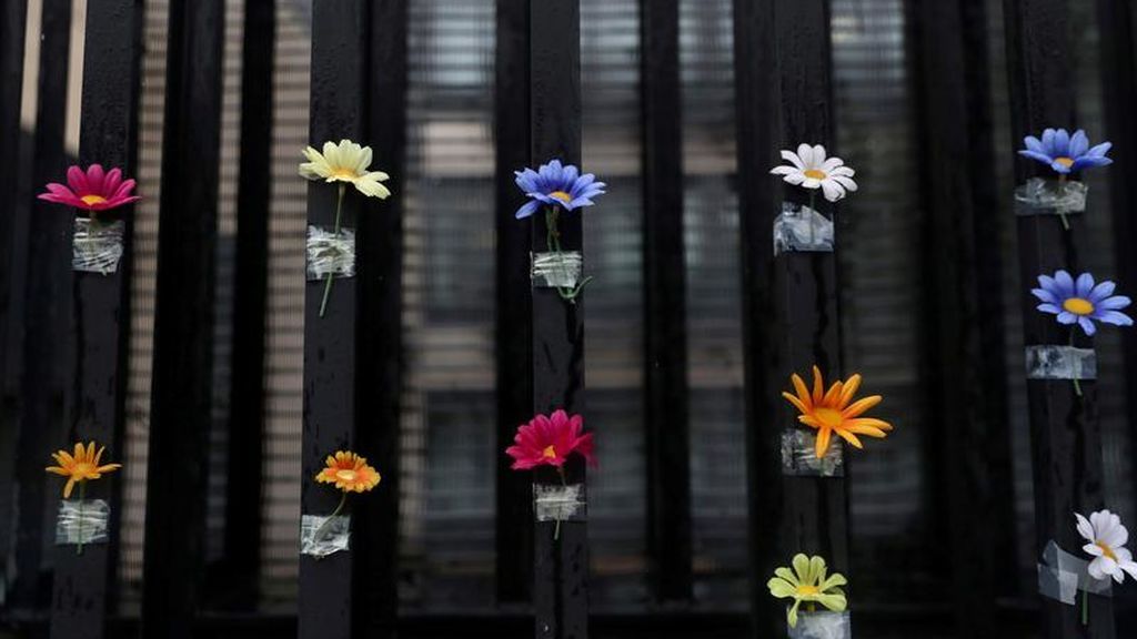 Flores en la puerta de una residencia en señal de apoyo