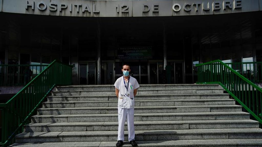 Imagen de un profesional sanitario en el Hospital 12 de Octubre, Madrid