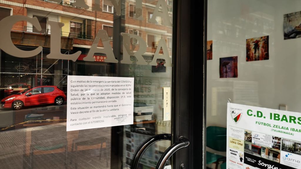 Aviso a los clientes del cierre de Inmobiliaria Santa Clara en la entrada