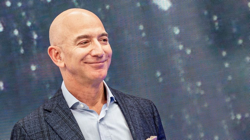 Bezos, fundador de Amazon, visita por sorpresa a sus empleados para darles ánimos