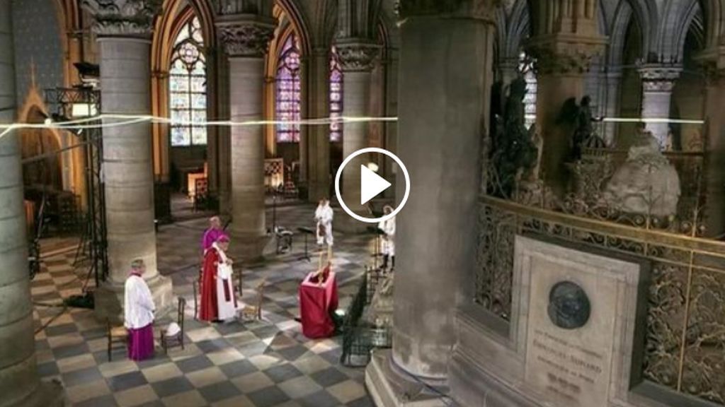 La oración de Viernes Santo descubre el interior de Notre Dame un año después del incendio
