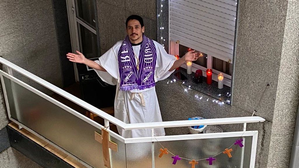 Los vecinos vistieron prendas moradas durante esta singular procesión