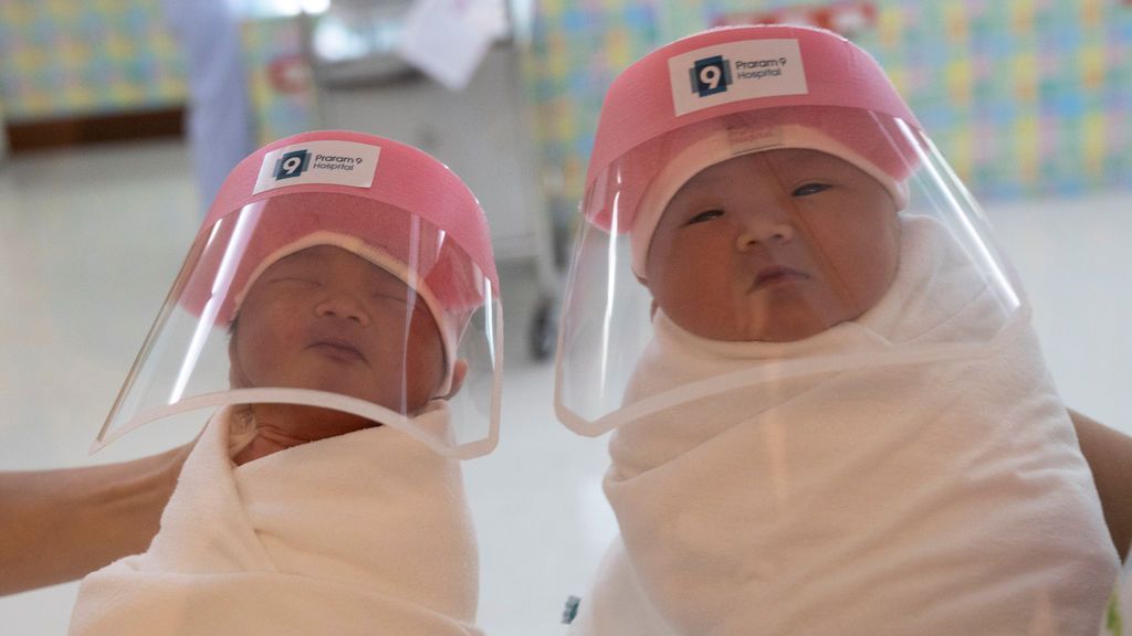 Dos bebés en un Hospital de Bangkok