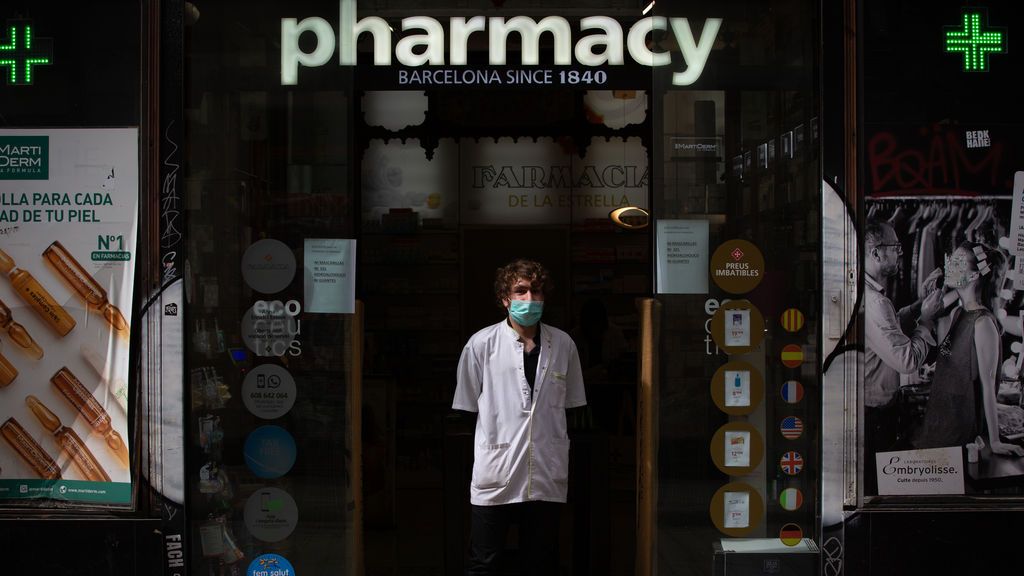 EuropaPress_2722802_farmaceutico_protegido_mascarilla_puerta_farmacia_segundo_dia_laborable EuropaPress_2722802_farmaceutico_protegido_mascarilla_puerta_farmacia_segundo_dia_laborable
