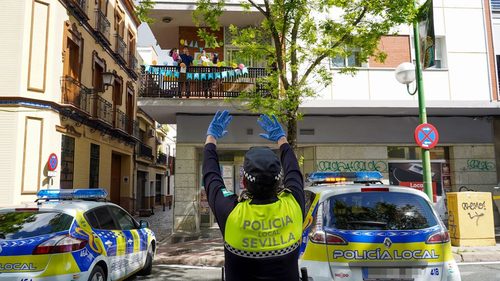 El Gobierno prohíbe a la Policía Local de Sevilla felicitar a los niños por sus cumpleaños El Gobierno prohíbe a la Policía Local de Sevilla felicitar a los niños por sus cumpleaños