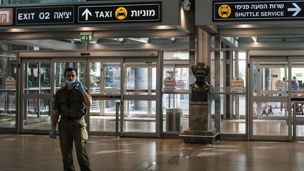 Un militar en el Aeropuerto Internacional Ben Gurión de Tel Aviv, en Israel