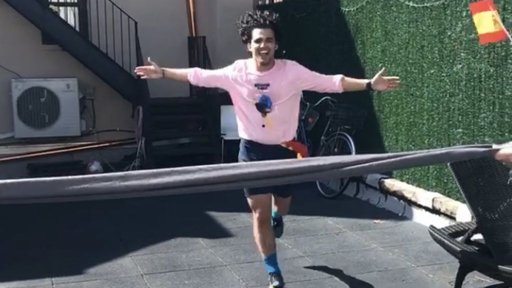 Del ironman casero al saque de tenis con un tendedero de ropa: las mayores locuras deportivas del confinamiento Del ironman casero al saque de tenis con un tendedero de ropa: las mayores locuras deportivas del confinamiento