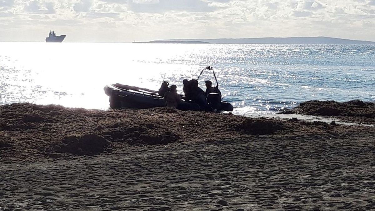 Hallan el cadáver de un hombre joven flotando en una playa de Ibiza