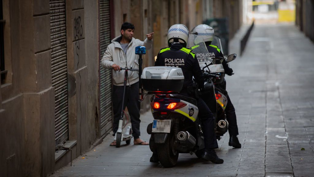La Guàrdia Urbana denuncia a tres voluntarios que repartían comida durante el confinamiento La Guàrdia Urbana denuncia a tres voluntarios que repartían comida durante el confinamiento