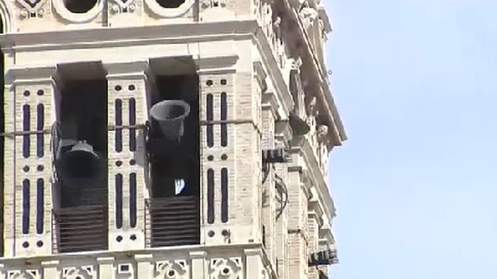 Las campanas de la Giralda de Sevilla repican en homenaje a las víctimas de coronavirus