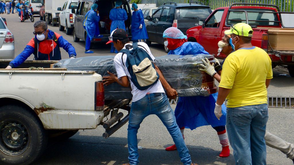 Marina, española voluntaria en Ecuador: "Las personas están muriendo en las calles y a las puertas de los hospitales" Marina, española voluntaria en Ecuador: "Las personas están muriendo en las calles y a las puertas de los hospitales"