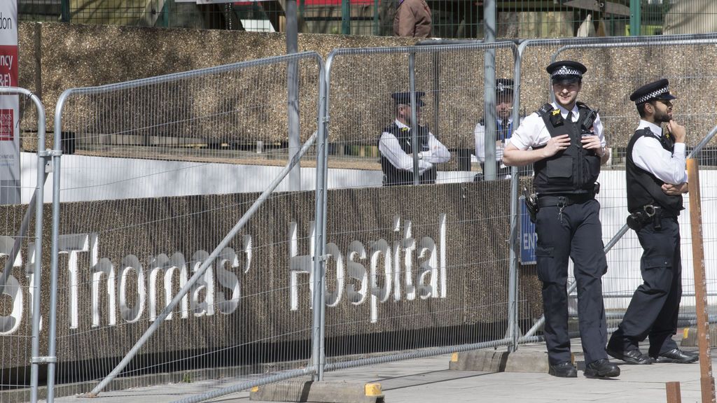 Policías en la puerta del hospital donde se encuentra Boris Johnson