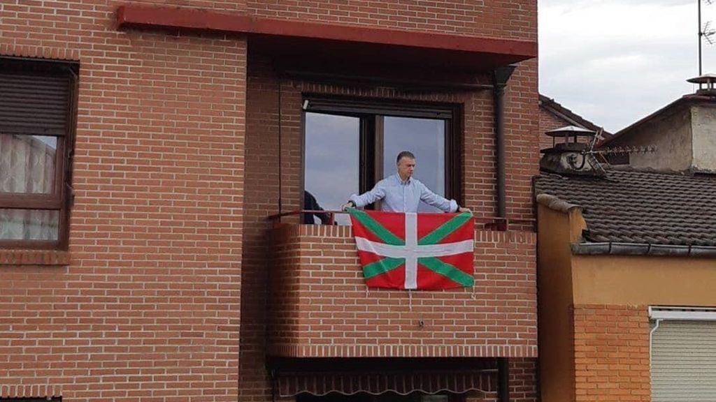 EuropaPress_2810873_lehendakari_inigo_urkullu_coloca_ikurrina_balcon_domicilio_durango_aberri
