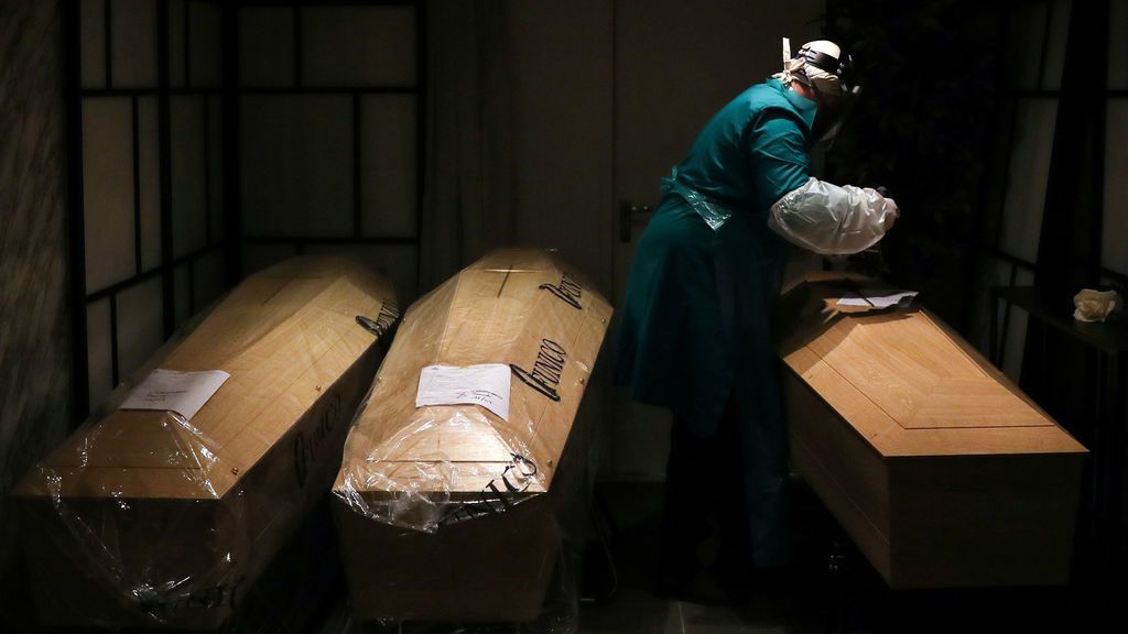 La OMS confirma que la pandemia de coronavirus supera oficialmente la barrera de las 100.000 muertes La OMS confirma que la pandemia de coronavirus supera oficialmente la barrera de las 100.000 muertes